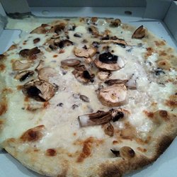 Los Italianos - Duomo: mozzarella, queso stracchino y champiñones.