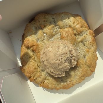Crumbl - Upper Oakville - Bakeries Near Me - Oakville, Ontario
