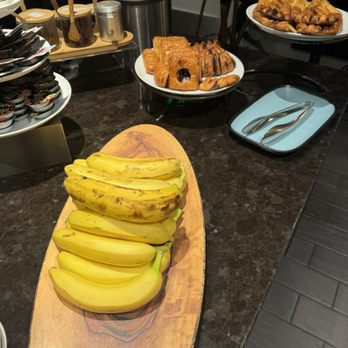 Beverly Hills Marriott - M Room Club Lounge(continental breakfast). - Hotels Near Me - Los Angeles, California Beverly Hills Marriott - M Room Club Lounge(continental breakfast). - Hotels Near Me - Los Angeles, California
