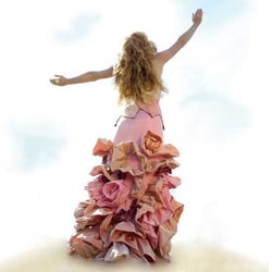 nina B. - Ausgefallenes Brautkleid in rosa mit Blüten, www.nina-b.de
