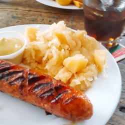 Heidi's - Salchucha ahumada con col agria y mostaza dijon