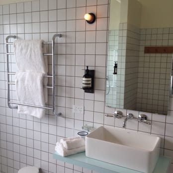 The Oyster Inn - Room #3 tidy bathroom - Hotels Near Me - Auckland, AUK The Oyster Inn - Room #3 tidy bathroom - Hotels Near Me - Auckland, AUK