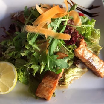 Lino Pizza - Salat mit Lachs. - Italian Near Me - Berlin, BE
