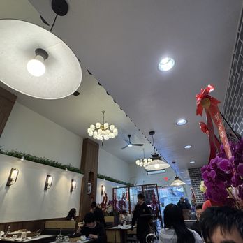 J & X Bistro - Inside decor with flowers - Szechuan Near Me - San Francisco, California J & X Bistro - Inside decor with flowers - Szechuan Near Me - San Francisco, California