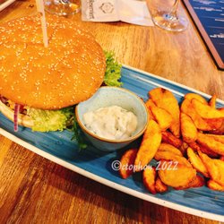 Wings & Drums - Giant Cheese Burger mit extra Bacon und Country Potatoes...