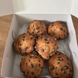 North Bay Bagels & Donuts - Great chocolate chip muffins! Yummy!