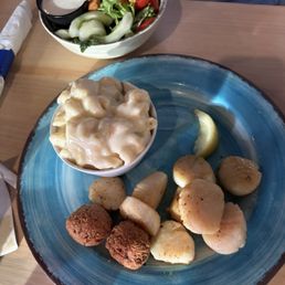 Scallops, Mac-n-cheese, & side salad
