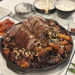 Jokbal Night Market - Half original & half spicy jokbal