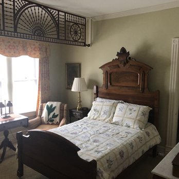 Sassafras Bed And Breakfast - Bedroom - Hotels Near Me - Lancaster, New York