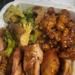 General Tso, Kung Pao Chicken, Broccoli beef, half fried rice and half chow mein noodles. Combo C is OP!