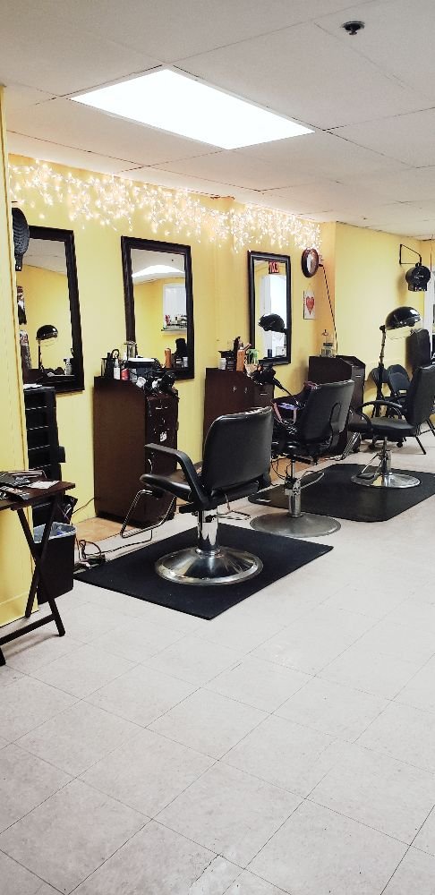 Nerua's Beauty Shop Logo