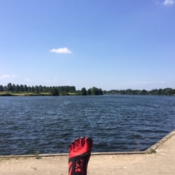 Resort Marina Oolderhuuske - Vor der Snackbar, Blick auf die Maas