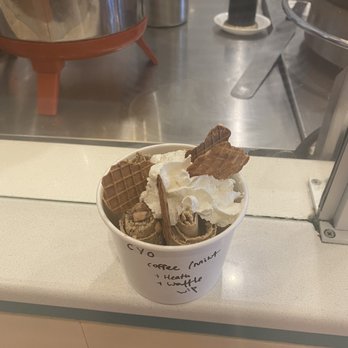 La Moo Creamery - Coffee minto Oreo CYO - Ice Cream & Frozen Yogurt Near Me - Arlington, Virginia La Moo Creamery - Coffee minto Oreo CYO - Ice Cream & Frozen Yogurt Near Me - Arlington, Virginia