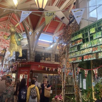 Oxford Covered Market - Oxford's Covered Market is busy with people and full of things to see, eat, and buy - Farmers Market Near Me - Oxford, OXF Oxford Covered Market - Oxford's Covered Market is busy with people and full of things to see, eat, and buy - Farmers Market Near Me - Oxford, OXF