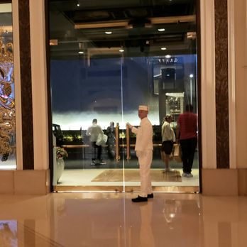 香港半島酒店 - One of the front doors - Hotels Near Me - Hong Kong, HK