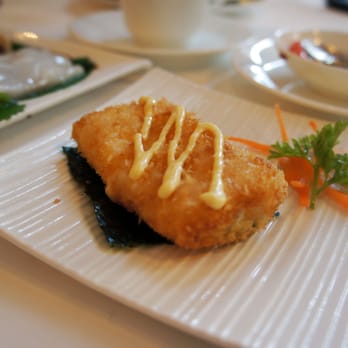 Lai Wah Heen - crispy deep-fried roll of pitaya, mango and shrimp - Dim Sum Near Me - Toronto, Ontario Lai Wah Heen - crispy deep-fried roll of pitaya, mango and shrimp - Dim Sum Near Me - Toronto, Ontario
