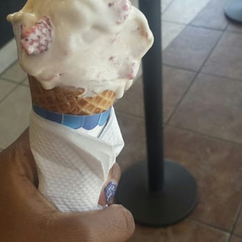Cold Stone Creamery - Birthday cake with pretzels and strawberries - Ice Cream & Frozen Yogurt Near Me - Cypress, Texas Cold Stone Creamery - Birthday cake with pretzels and strawberries - Ice Cream & Frozen Yogurt Near Me - Cypress, Texas