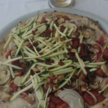 La Pecora Nera - Mozzarella di riso, pomodoro alla carrettiera, zucchine, anelli di cipolla, funghi freschi, bacche di goji, mandorle. - Pizza Near Me - Siracusa, SR