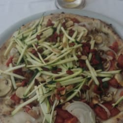 La Pecora Nera - Mozzarella di riso, pomodoro alla carrettiera, zucchine, anelli di cipolla, funghi freschi, bacche di goji, mandorle.