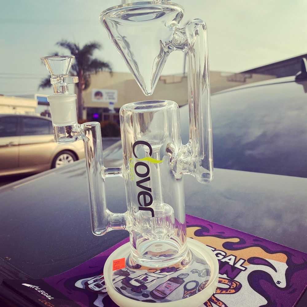 GLASS LABS SMOKE SHOP Updated August 2024 33 Photos 227 W Canal Dr, Turlock, California