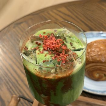 Botànic - Pretty iced strawberry matcha latte - Coffee & Tea Near Me - Toronto, Ontario