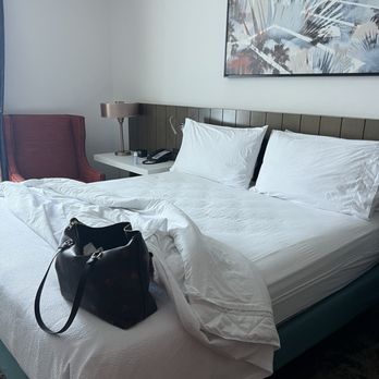 Hilton West Palm Beach - Comfortable bed.. - Hotels Near Me - West Palm Beach, Florida Hilton West Palm Beach - Comfortable bed.. - Hotels Near Me - West Palm Beach, Florida