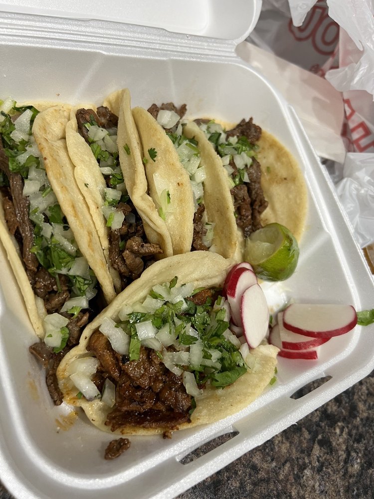 Mari’s Taco Truck Logo
