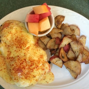County Clare Inn - Can you believe eggs benedict (this one with smoked salmon) was my free breakfast included in my stay? - Bed & Breakfast Near Me - Milwaukee, Wisconsin County Clare Inn - Can you believe eggs benedict (this one with smoked salmon) was my free breakfast included in my stay? - Bed & Breakfast Near Me - Milwaukee, Wisconsin