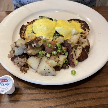 Bella's Cafe - Eggs Benedict - Breakfast & Brunch Near Me - New Haven, Connecticut