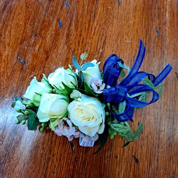 Pickin' Daisies - Wristlet - Floral Designers Near Me - Spring Hill, Tennessee Pickin' Daisies - Wristlet - Floral Designers Near Me - Spring Hill, Tennessee