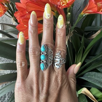 Signature Nails & Spa - Spring design pastel yellow and transparent brown with white daisies - Nail Salons Near Me - Riverside, California