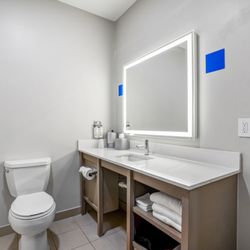 Holiday Inn Express & Suites Jacksonville - Atlantic Beach - Spacious bathrooms to recharge after a long day.