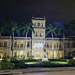 Aliiolani Hale - Aliiolani Hale at night, and on the front lawn is the King Kamehameha statue.
