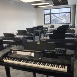 YaMusic - Both group rooms are equipped with 10 Yamaha DGX keyboards for lessons