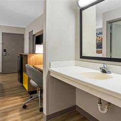Days Inn by Wyndham Valdosta I-75 - Guest room