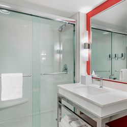 Four Points by Sheraton London - Superior Room Bathroom