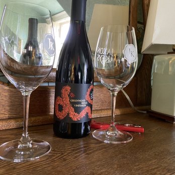 Calderwood Inn - A bottle of wine on arrival with fresh baked cookies! - Hotels Near Me - Healdsburg, California