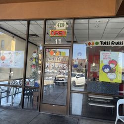 Tutti Frutti Frozen Yogurt - Outside entrance