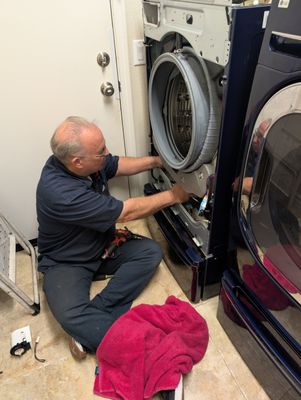 Washer & Dryer Repair - Washer or dryer not working like it should?
We provide reliable repair services for major washer and dryer brands. From machines that won’t Washer & Dryer Repair - Washer or dryer not working like it should?
We provide reliable repair services for major washer and dryer brands. From machines that won’t