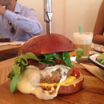 Brunch & Cake - quinoa burger - Breakfast & Brunch Near Me - Barcelona, B Brunch & Cake - quinoa burger - Breakfast & Brunch Near Me - Barcelona, B