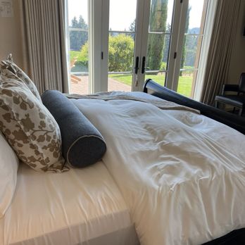Black Walnut Inn & Vineyard - Deluxe valley view room - Bed & Breakfast Near Me - Dundee, Oregon