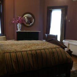 Whiskey Mansion Bed & Breakfast - Spa room with the lovely big jacuzzi tub