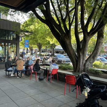 Salt & Straw - Outdoor seating area - Ice Cream & Frozen Yogurt Near Me - Lake Oswego, Oregon