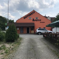 Motorest Apetit Restaurace - The view of the restaurant from the parking lot. Similar view from the highway as well.
