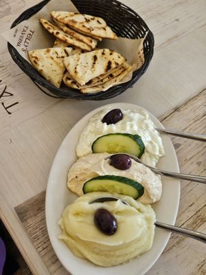 Telly's Taverna by null