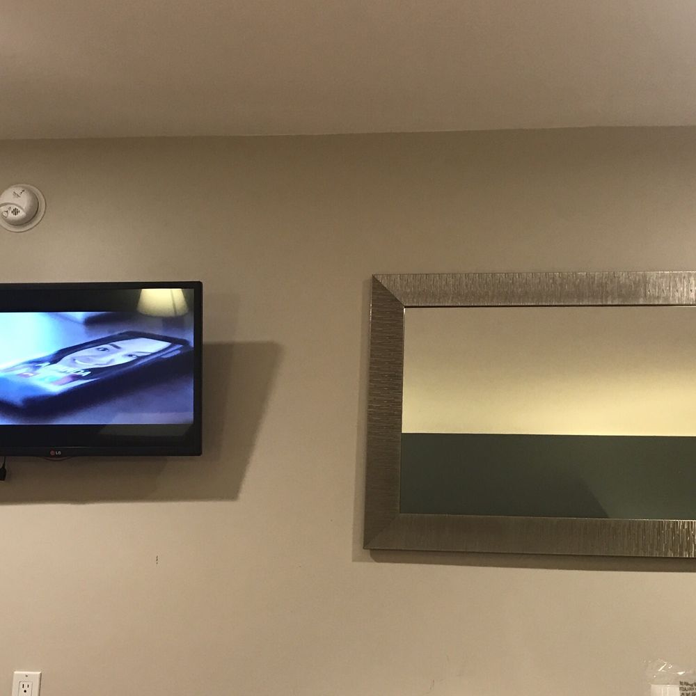 Mirror bigger than the TV. Mirror bigger than the TV.