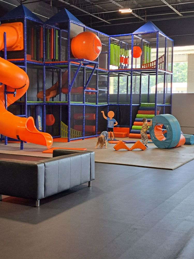 Boost Trampoline Park Logo
