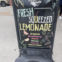 a sign for fresh squeezed lemonade