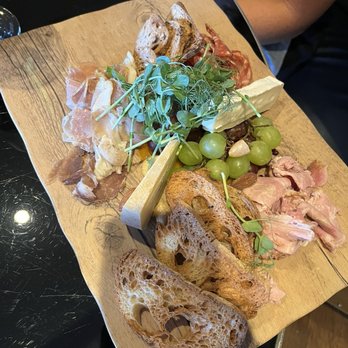 Bistro le Sam - Cheese and charcuterie board - Canadian (New) Near Me - Quebec City, Quebec