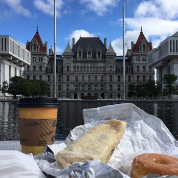 Ria's Bistro  - A quick walk to Empire Plaza to enjoy your food (I wouldn't try this come winter) - Delis Near Me - Albany, New York